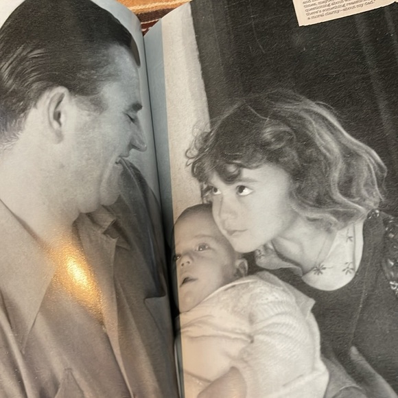 John Wayne Family Photo Album 2014 Special Collector’s Edition - Picture 6 of 9